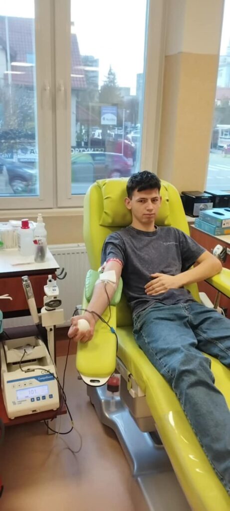 UCZNIOWIE NASZEJ SZKOŁY DZIELĄ SIĘ BEZCENNYM DAREM ŻYCIA 5