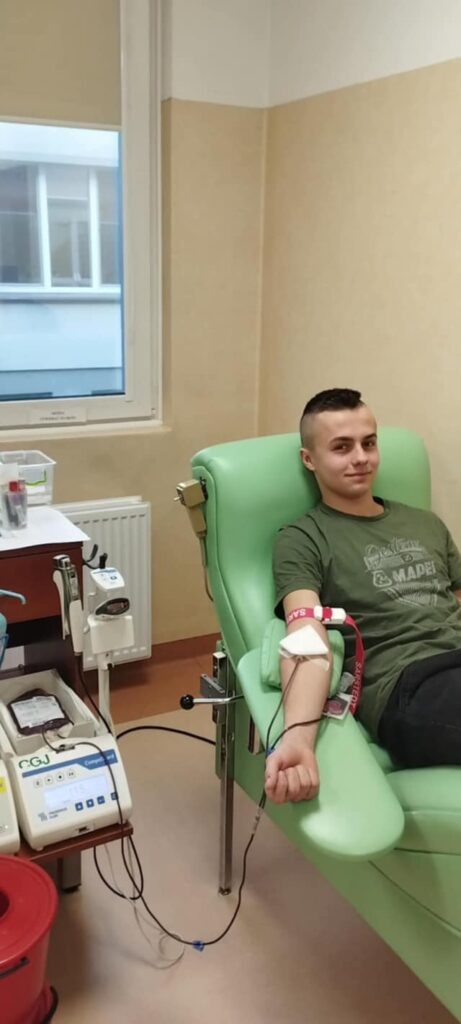 UCZNIOWIE NASZEJ SZKOŁY DZIELĄ SIĘ BEZCENNYM DAREM ŻYCIA 6