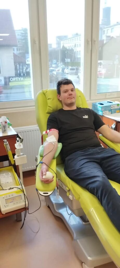 UCZNIOWIE NASZEJ SZKOŁY DZIELĄ SIĘ BEZCENNYM DAREM ŻYCIA 4
