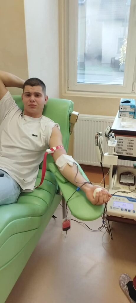 UCZNIOWIE NASZEJ SZKOŁY DZIELĄ SIĘ BEZCENNYM DAREM ŻYCIA 2