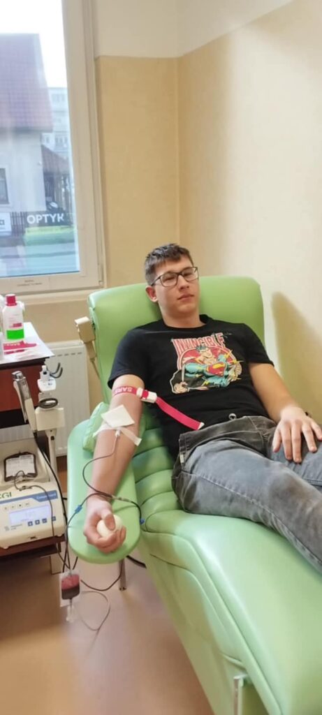 UCZNIOWIE NASZEJ SZKOŁY DZIELĄ SIĘ BEZCENNYM DAREM ŻYCIA 3
