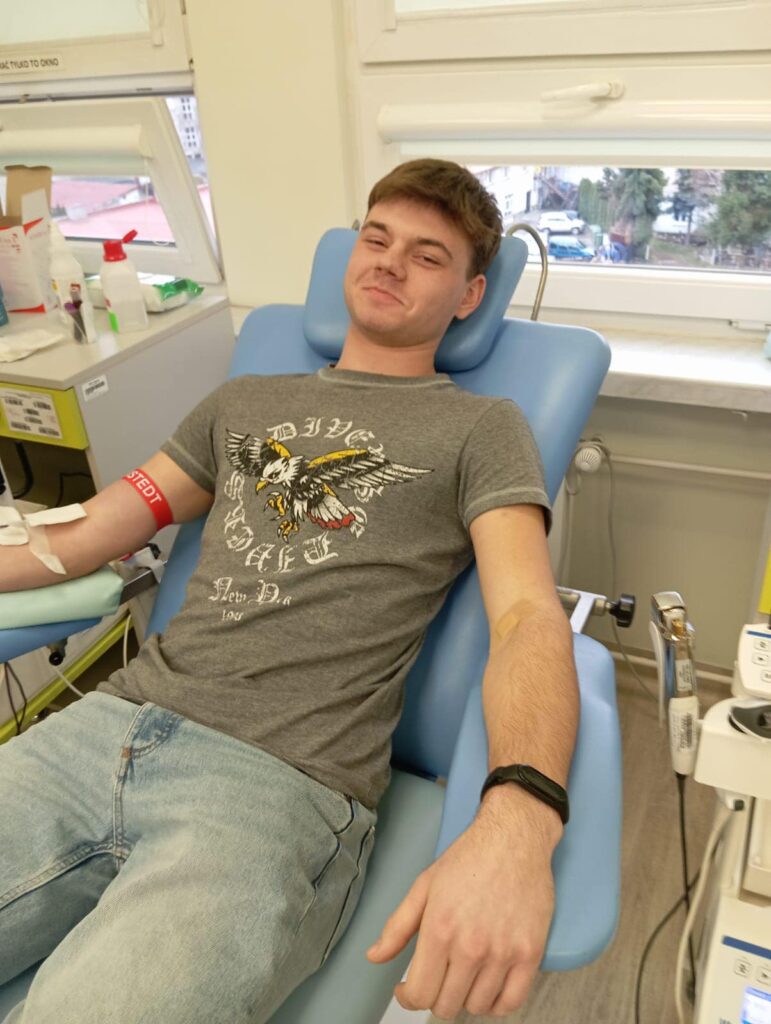 UCZNIOWIE NASZEJ SZKOŁY DZIELĄ SIĘ BEZCENNYM DAREM ŻYCIA 15