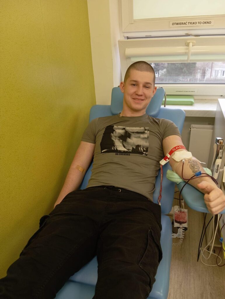 UCZNIOWIE NASZEJ SZKOŁY DZIELĄ SIĘ BEZCENNYM DAREM ŻYCIA 12