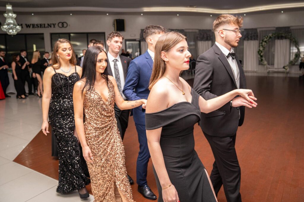 STUDNIÓWKA NASZYCH MATURZYSTÓW 15 STUDNIÓWKA NASZYCH MATURZYSTÓW 15