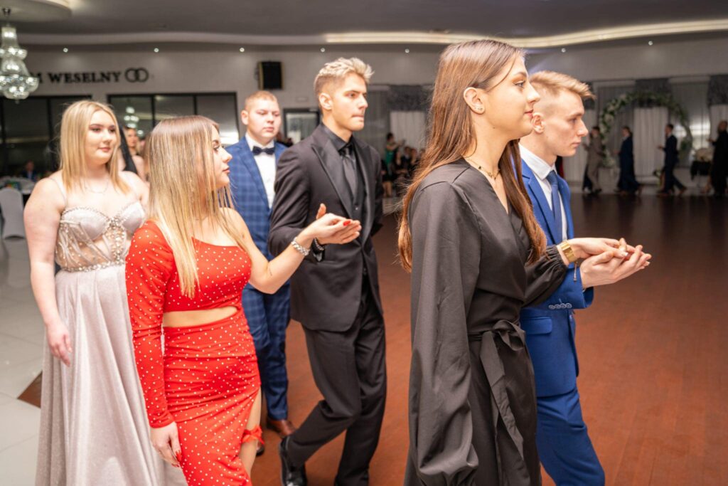 STUDNIÓWKA NASZYCH MATURZYSTÓW 13 STUDNIÓWKA NASZYCH MATURZYSTÓW 13