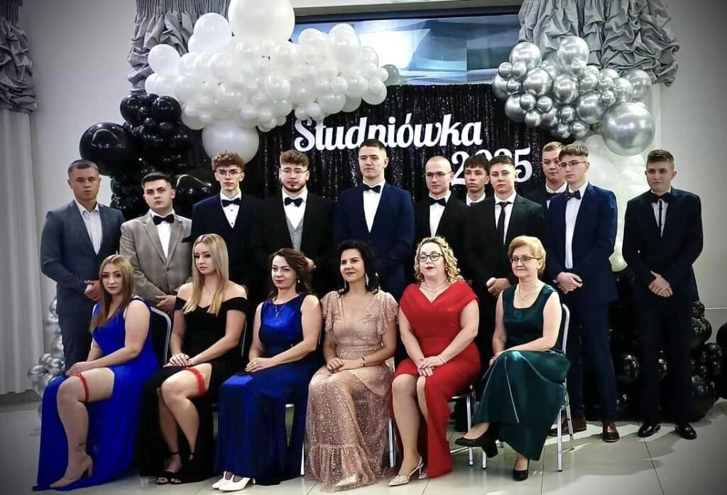 STUDNIÓWKA NASZYCH MATURZYSTÓW 17 STUDNIÓWKA NASZYCH MATURZYSTÓW 17