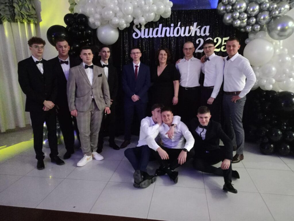 STUDNIÓWKA NASZYCH MATURZYSTÓW 18 STUDNIÓWKA NASZYCH MATURZYSTÓW 18