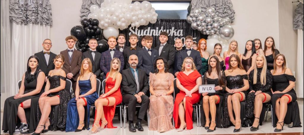 STUDNIÓWKA NASZYCH MATURZYSTÓW 22 STUDNIÓWKA NASZYCH MATURZYSTÓW 22