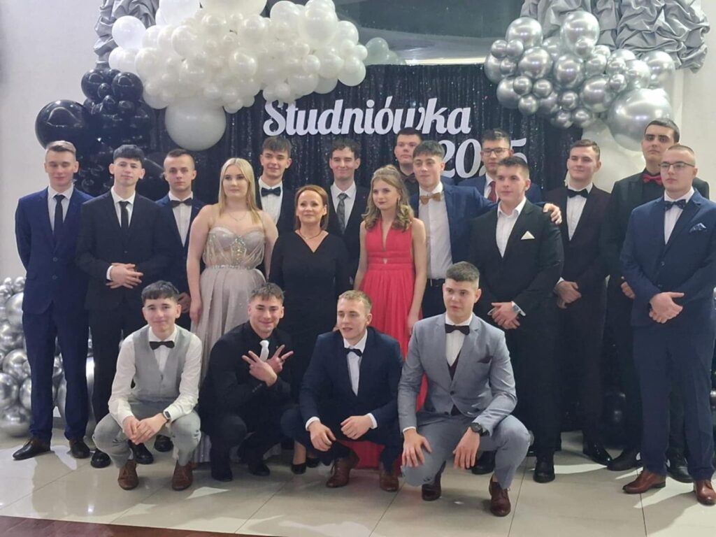 STUDNIÓWKA NASZYCH MATURZYSTÓW 19 STUDNIÓWKA NASZYCH MATURZYSTÓW 19