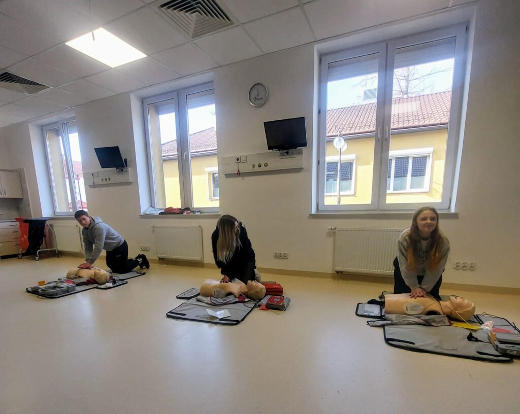 Nasi uczniowie doskonalą się w udzielaniu pierwszej pomocy 2