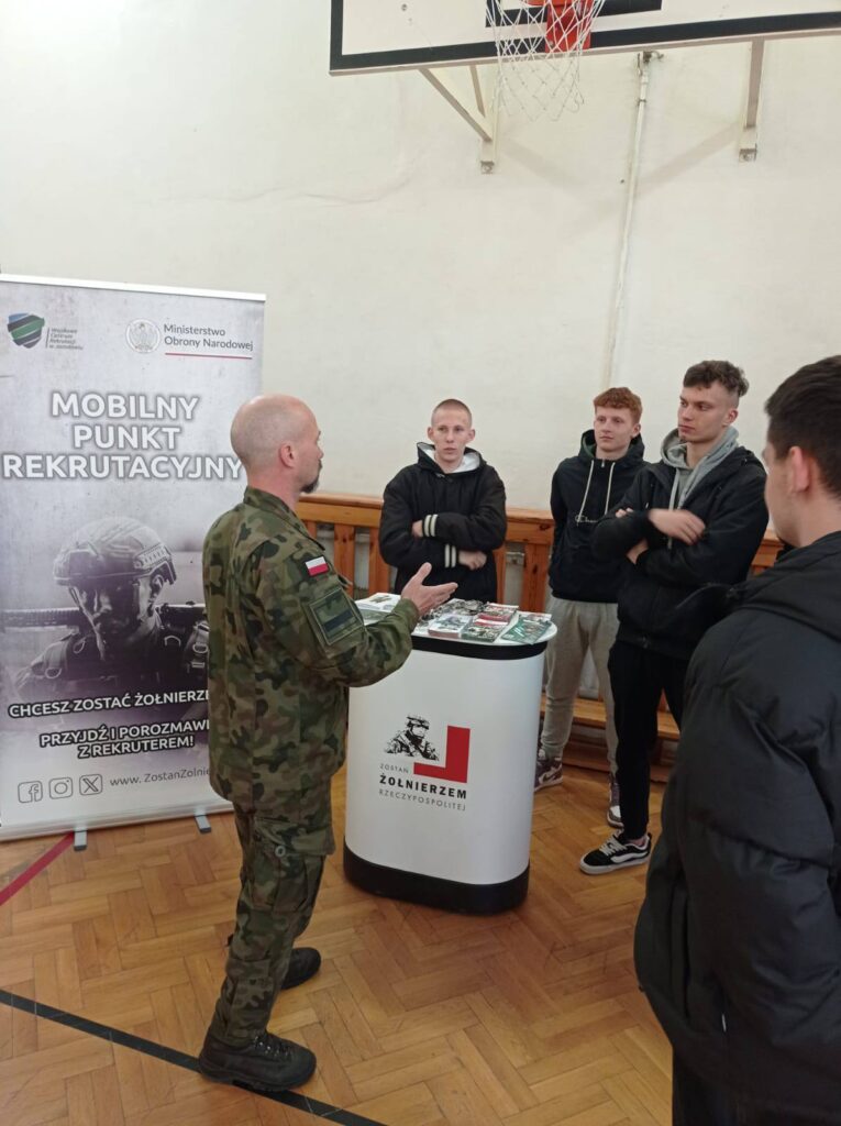 Spotkanie uczniów z przedstawicielami Wojska Polskiego  1