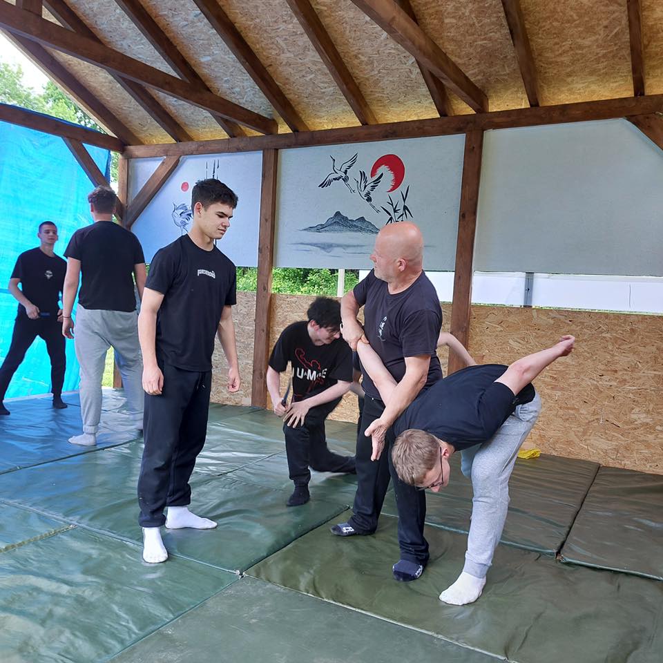 Klasa 2LOb na warsztatach samoobrony z Mistrzem! 29