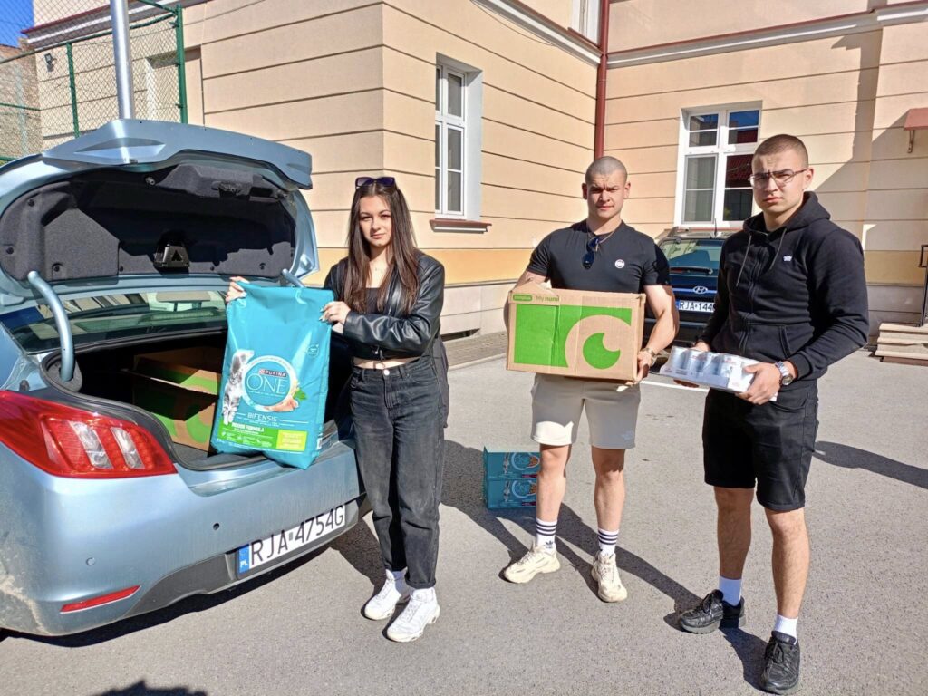 Wizyta w schronisku w Orzechowcach – pomagamy zwierzętom! 1