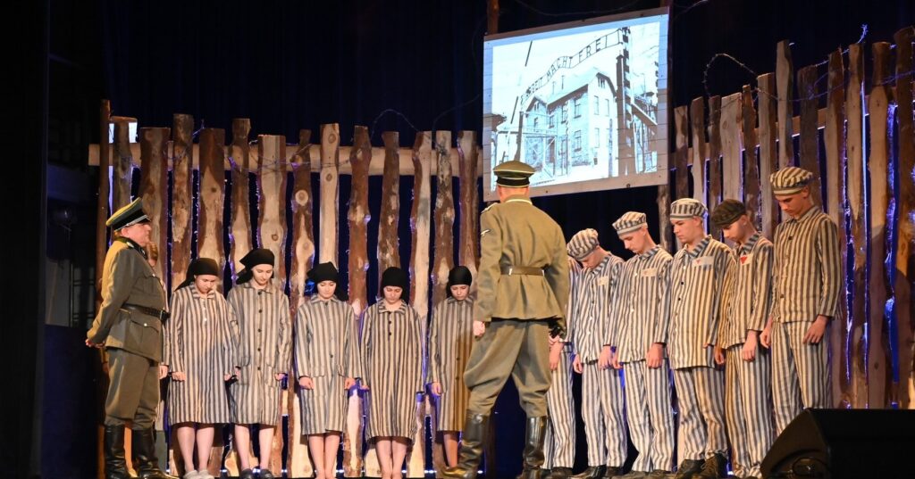 Widowisko „Miłość w piekle Auschwitz” – wspólne dzieło uczniów i przyjaciół Szkoły. 21