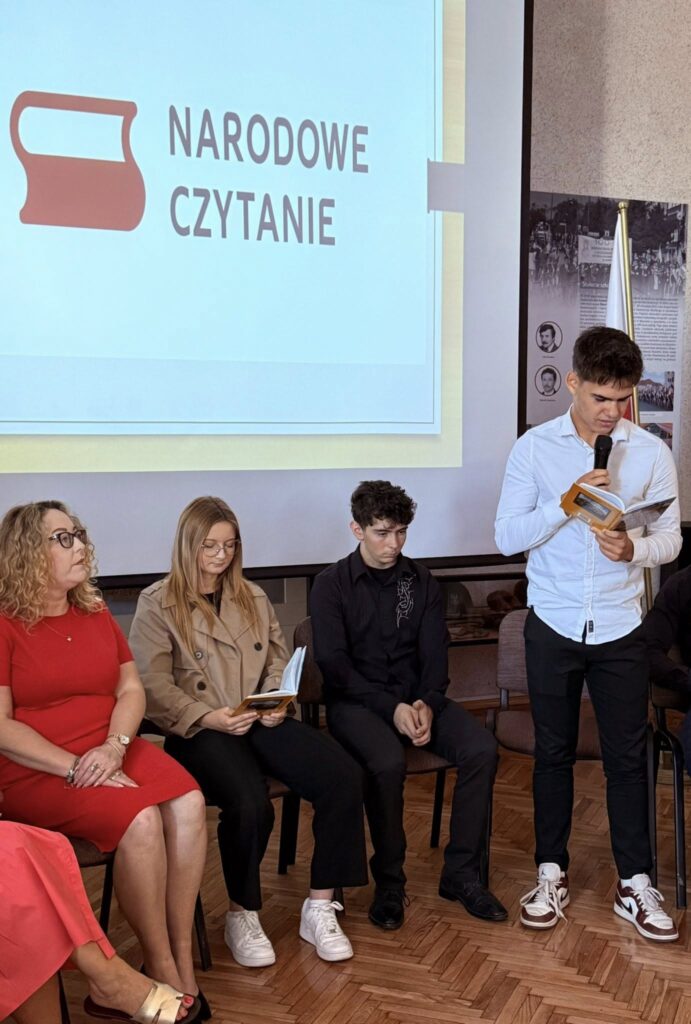 Narodowe Czytanie w ZSBiO w Jarosławiu 6