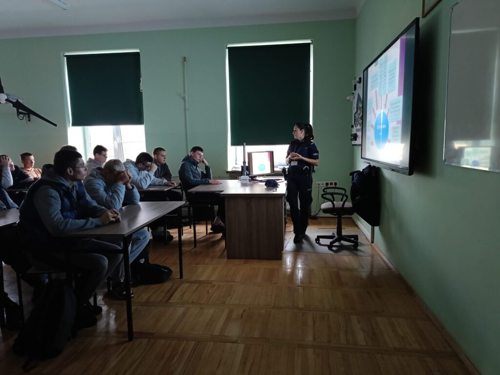 Z Policją o odpowiedzialności i bezpiecznych wyborach – spotkanie dla klas pierwszych 1 Z Policją o odpowiedzialności i bezpiecznych wyborach – spotkanie dla klas pierwszych 1
