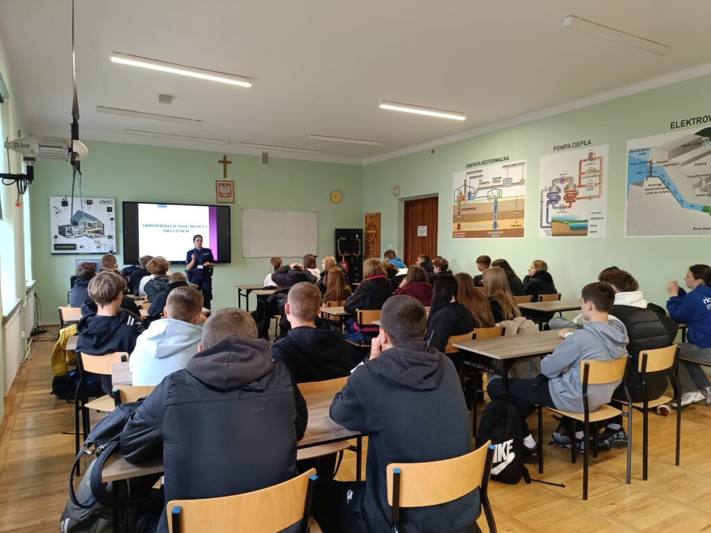 Z Policją o odpowiedzialności i bezpiecznych wyborach – spotkanie dla klas pierwszych 2 Z Policją o odpowiedzialności i bezpiecznych wyborach – spotkanie dla klas pierwszych 2