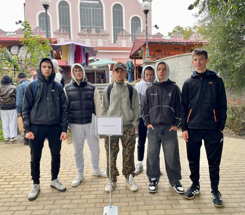 Reprezentacja klas pierwszych w Międzyszkolnej Grze Terenowej „TARCZA” 8