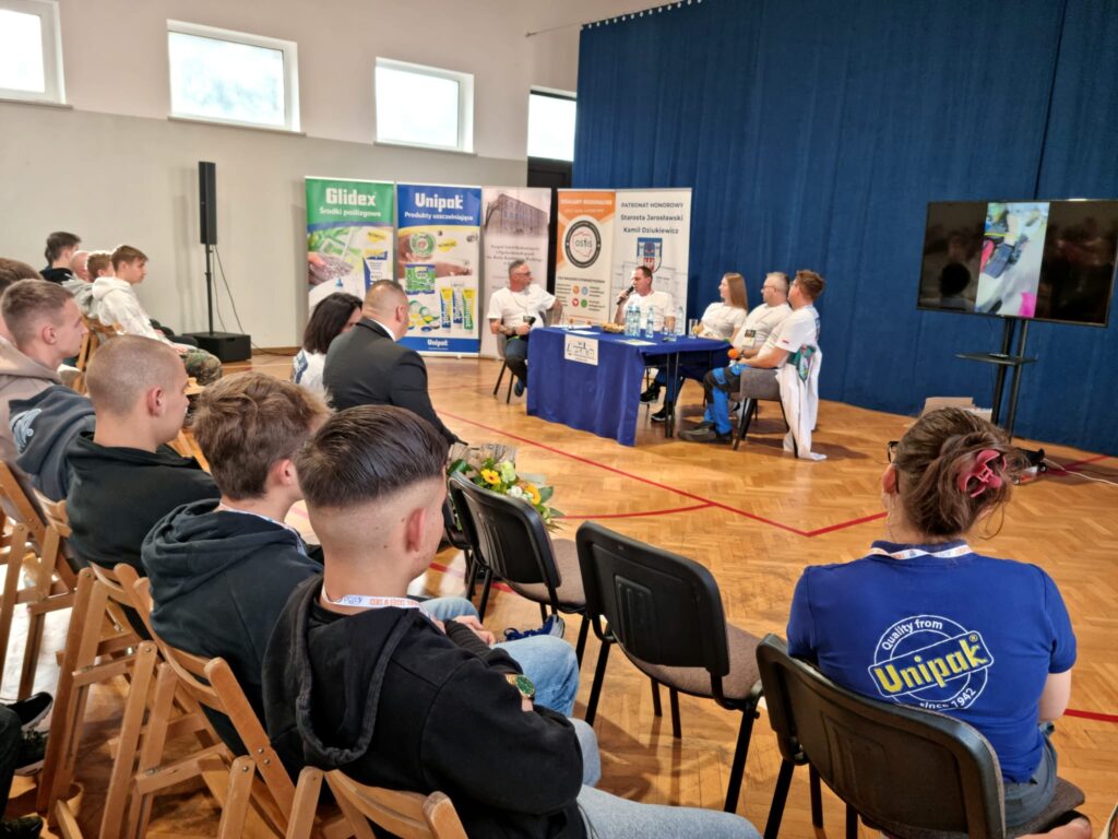 Konferencja dla uczniów: „Fach w ręku, zasięg w sieci” pod specjalnym patronatem Starosty Jarosławskiego Pana Kamila Dziukiewicza 10