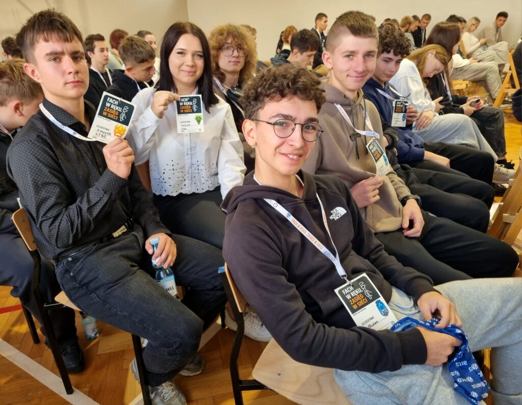 Konferencja dla uczniów: „Fach w ręku, zasięg w sieci” pod specjalnym patronatem Starosty Jarosławskiego Pana Kamila Dziukiewicza 18