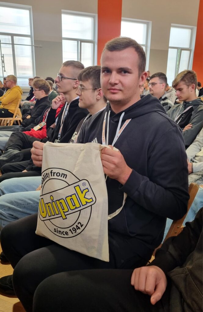 Konferencja dla uczniów: „Fach w ręku, zasięg w sieci” pod specjalnym patronatem Starosty Jarosławskiego Pana Kamila Dziukiewicza 16