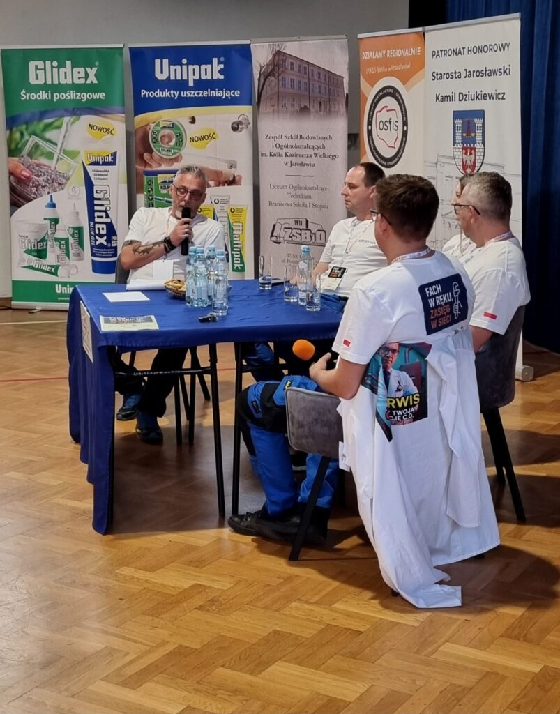 Konferencja dla uczniów: „Fach w ręku, zasięg w sieci” pod specjalnym patronatem Starosty Jarosławskiego Pana Kamila Dziukiewicza 15