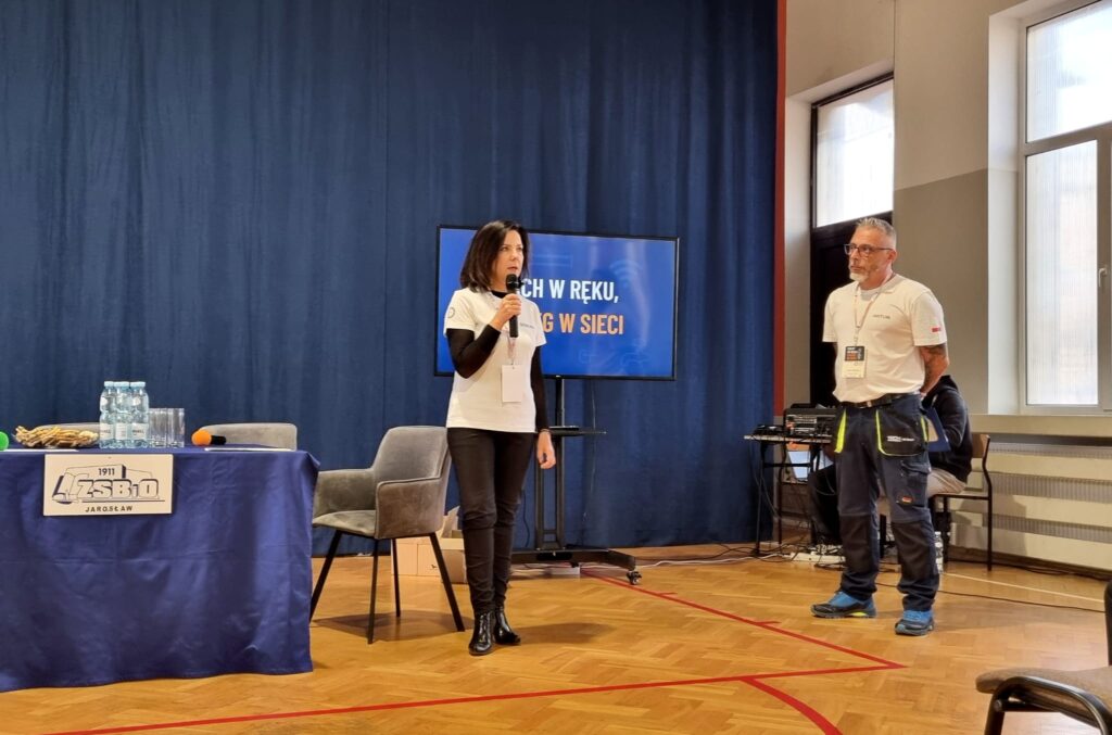 Konferencja dla uczniów: „Fach w ręku, zasięg w sieci” pod specjalnym patronatem Starosty Jarosławskiego Pana Kamila Dziukiewicza 13