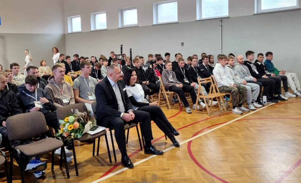 Konferencja dla uczniów: „Fach w ręku, zasięg w sieci” pod specjalnym patronatem Starosty Jarosławskiego Pana Kamila Dziukiewicza 12