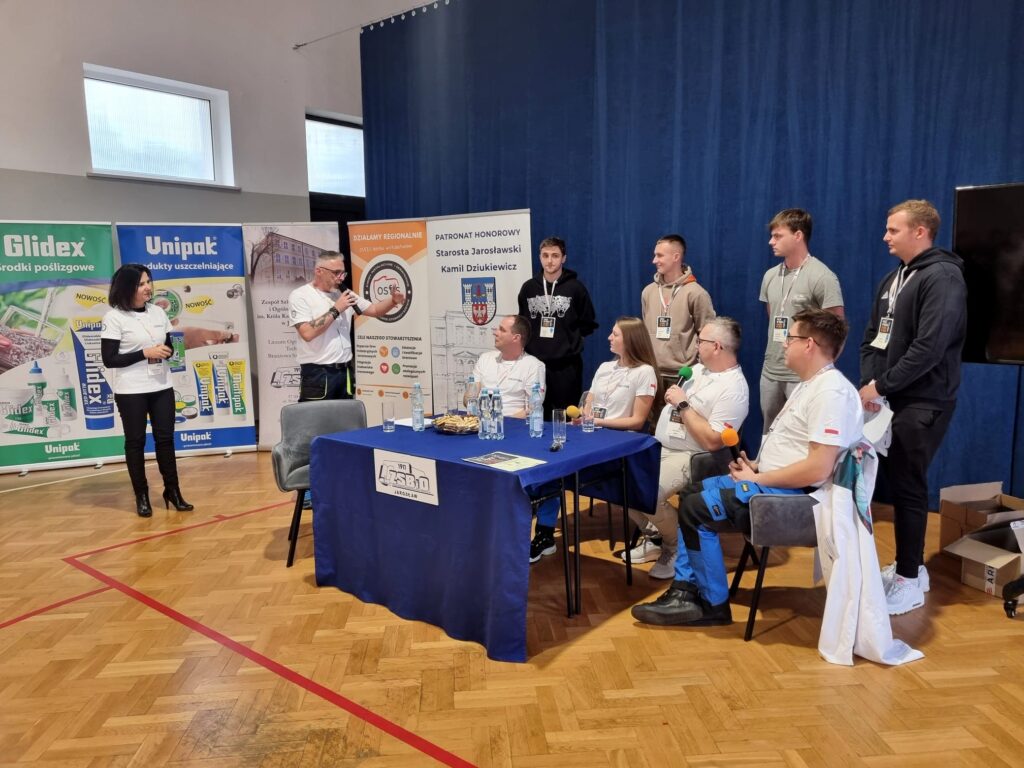 Konferencja dla uczniów: „Fach w ręku, zasięg w sieci” pod specjalnym patronatem Starosty Jarosławskiego Pana Kamila Dziukiewicza 1
