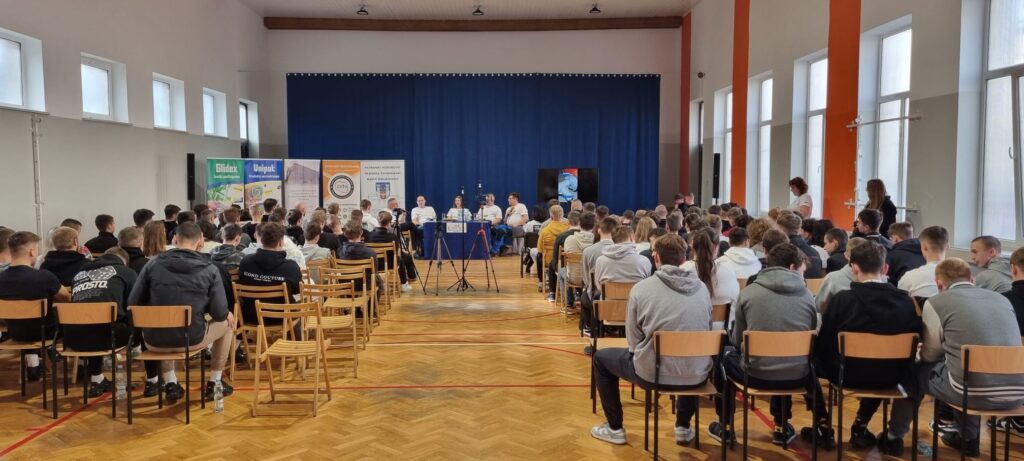 Konferencja dla uczniów: „Fach w ręku, zasięg w sieci” pod specjalnym patronatem Starosty Jarosławskiego Pana Kamila Dziukiewicza 6