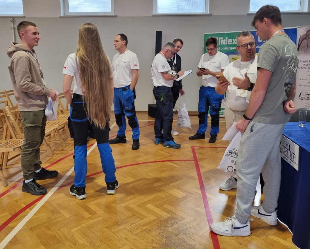 Konferencja dla uczniów: „Fach w ręku, zasięg w sieci” pod specjalnym patronatem Starosty Jarosławskiego Pana Kamila Dziukiewicza 3