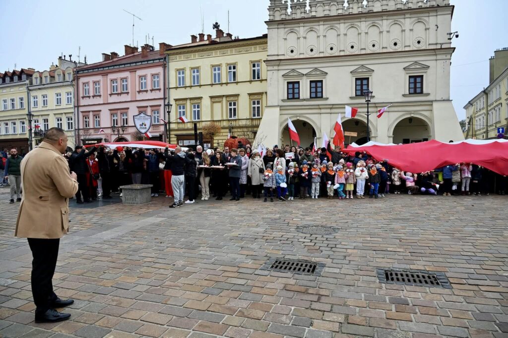 Wspólne odśpiewanie Hymnu Narodowego na jarosławskim rynku 1