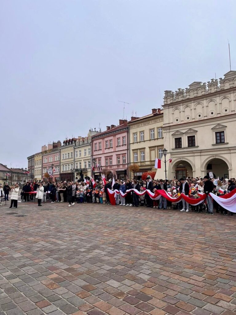 Wspólne odśpiewanie Hymnu Narodowego na jarosławskim rynku 2