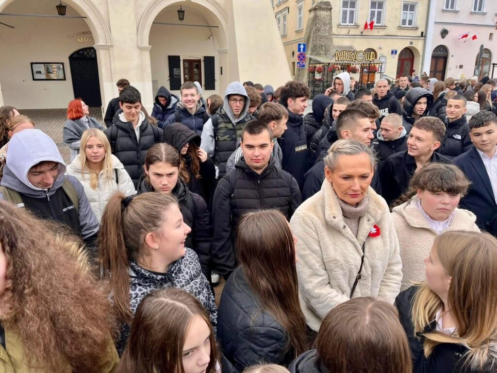 Wspólne odśpiewanie Hymnu Narodowego na jarosławskim rynku 4