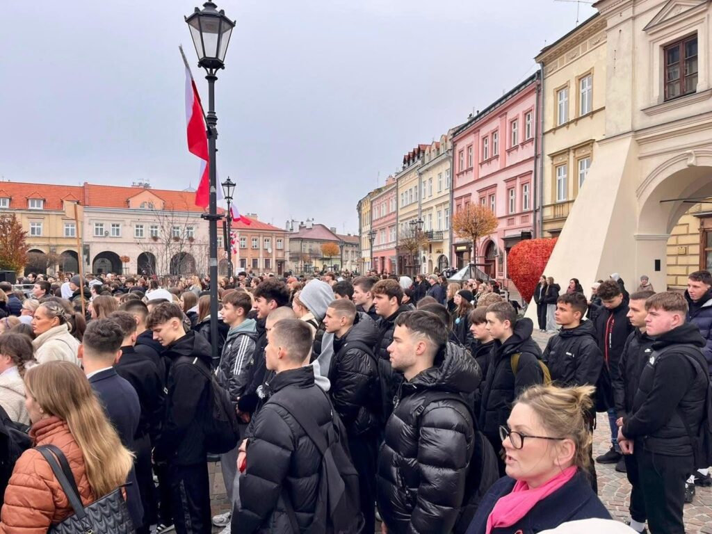 Wspólne odśpiewanie Hymnu Narodowego na jarosławskim rynku 5
