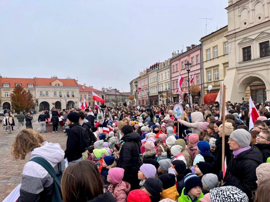 Wspólne odśpiewanie Hymnu Narodowego na jarosławskim rynku 7