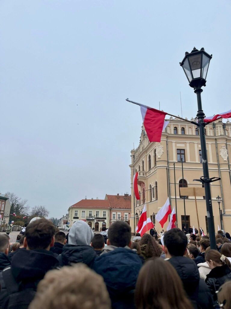 Wspólne odśpiewanie Hymnu Narodowego na jarosławskim rynku 8