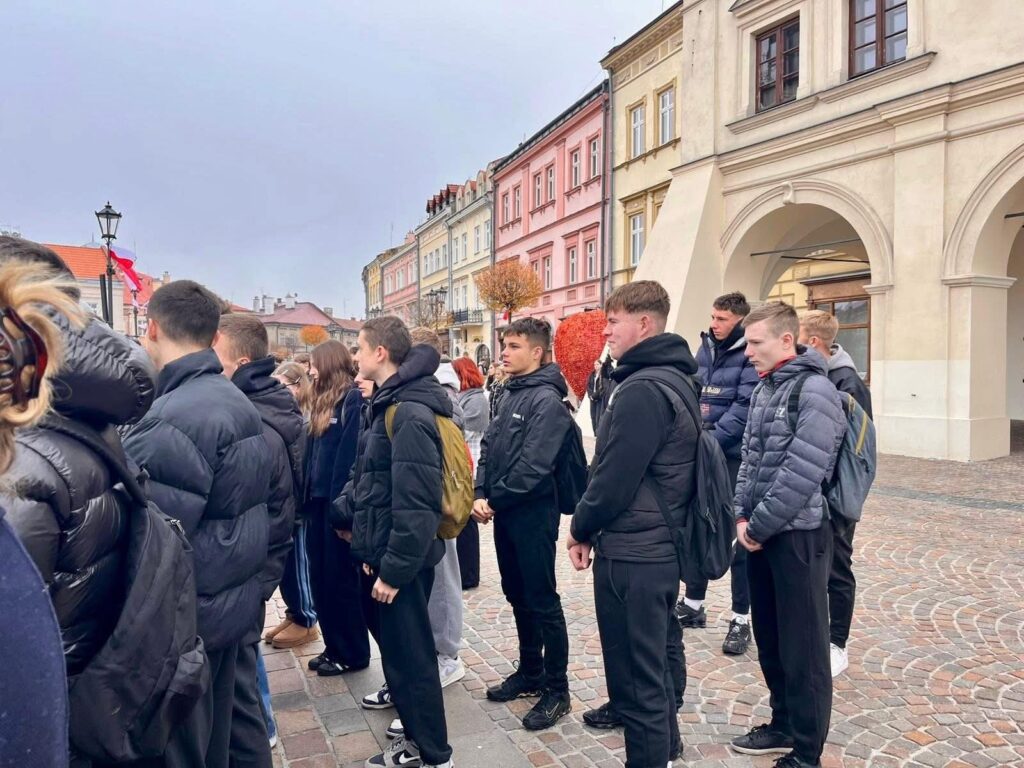 Wspólne odśpiewanie Hymnu Narodowego na jarosławskim rynku 9