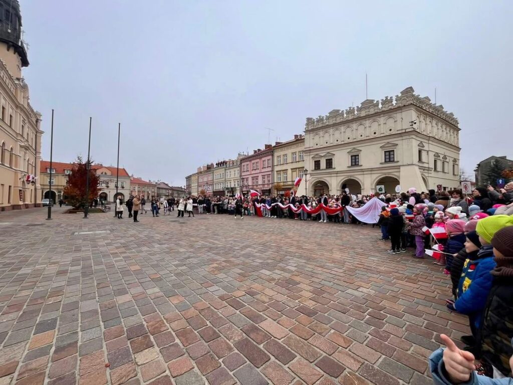 Wspólne odśpiewanie Hymnu Narodowego na jarosławskim rynku 10