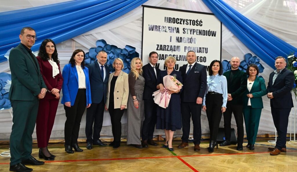 Uroczyste wręczenie stypendiów motywacyjnych przyznanych przez starostę jarosławskiego Kamila Dziukiewicza– sukces uczniów naszej szkoły 6