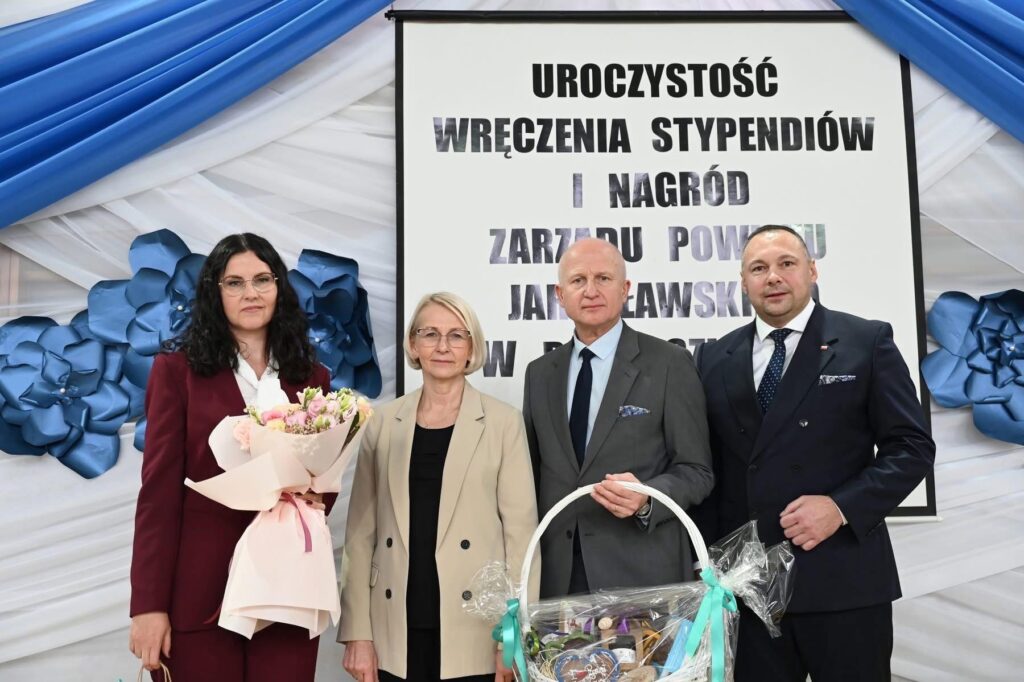 Uroczyste wręczenie stypendiów motywacyjnych przyznanych przez starostę jarosławskiego Kamila Dziukiewicza– sukces uczniów naszej szkoły 7
