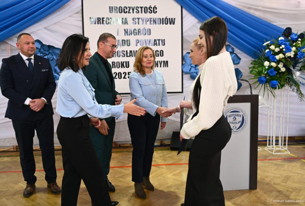 Uroczyste wręczenie stypendiów motywacyjnych przyznanych przez starostę jarosławskiego Kamila Dziukiewicza– sukces uczniów naszej szkoły 4