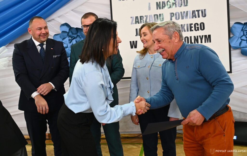 Uroczyste wręczenie stypendiów motywacyjnych przyznanych przez starostę jarosławskiego Kamila Dziukiewicza– sukces uczniów naszej szkoły 8