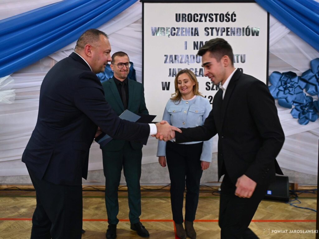 Uroczyste wręczenie stypendiów motywacyjnych przyznanych przez starostę jarosławskiego Kamila Dziukiewicza– sukces uczniów naszej szkoły 3