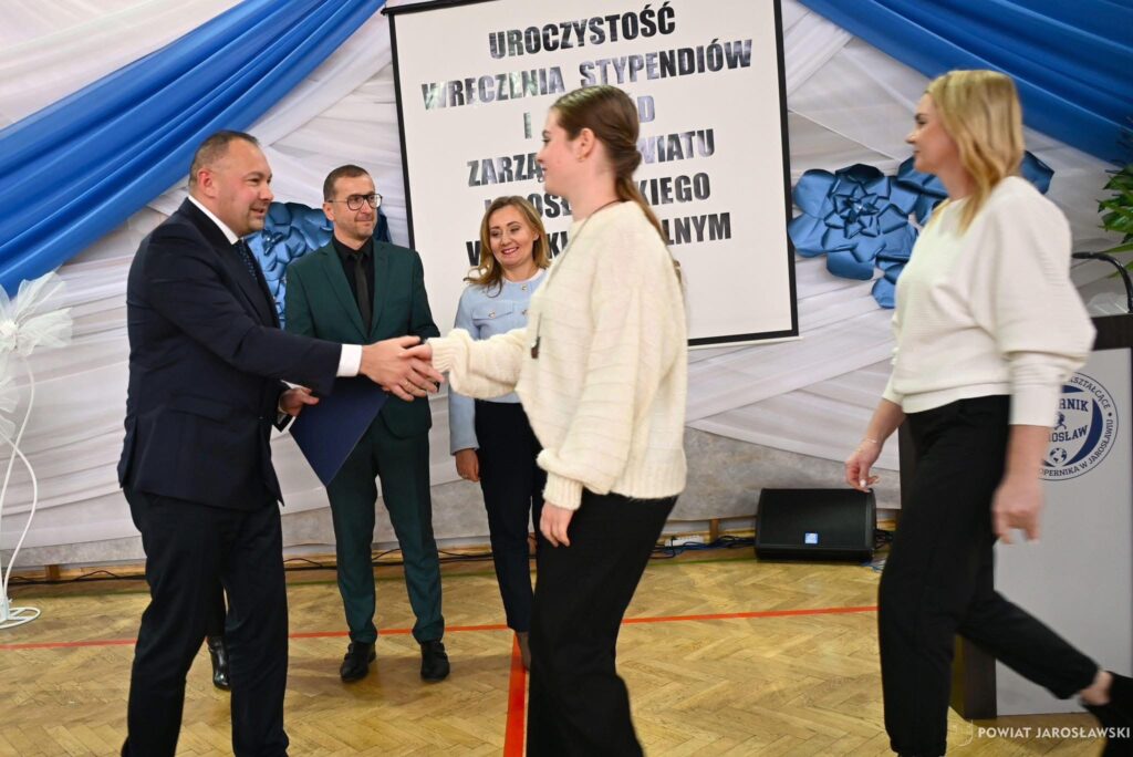 Uroczyste wręczenie stypendiów motywacyjnych przyznanych przez starostę jarosławskiego Kamila Dziukiewicza– sukces uczniów naszej szkoły 2