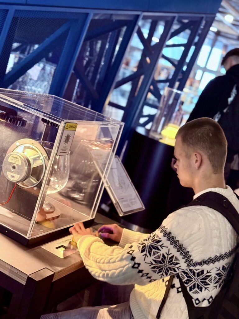 Klasy trzecie LO wzięły udział w ministerialnym projekcie Wyjście z klasą 8