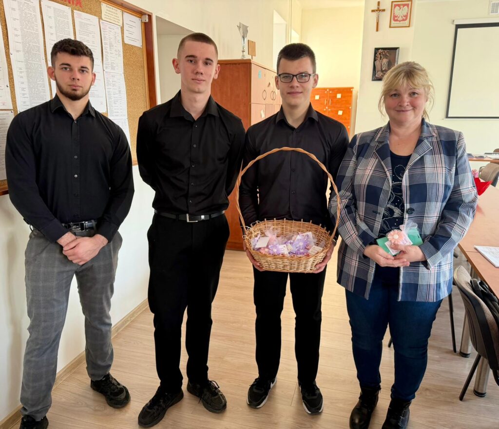 Dzień Kobiet w naszej szkole - miła niespodzianka od Samorządu Uczniowskiego. 11
