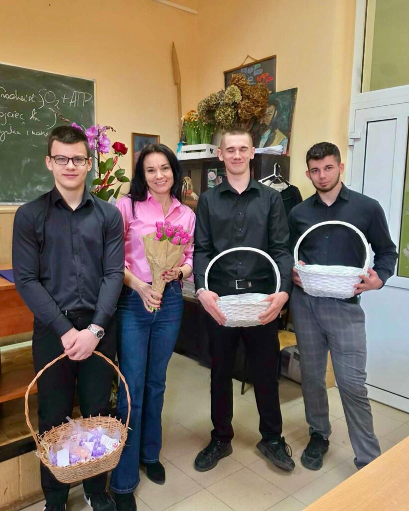 Dzień Kobiet w naszej szkole - miła niespodzianka od Samorządu Uczniowskiego. 18
