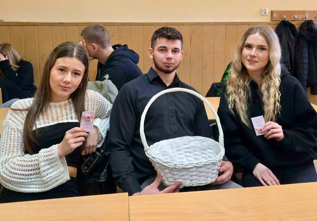 Dzień Kobiet w naszej szkole - miła niespodzianka od Samorządu Uczniowskiego. 14