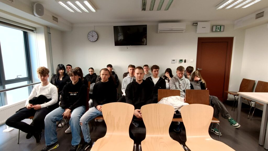 Edukacja prawna w praktyce - wizyta klasy 1LOa w Sądzie Rejonowym w Jarosławiu 1